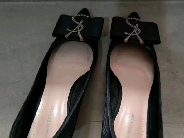 少妇黑色绒面高跟鞋有组爱胶胶