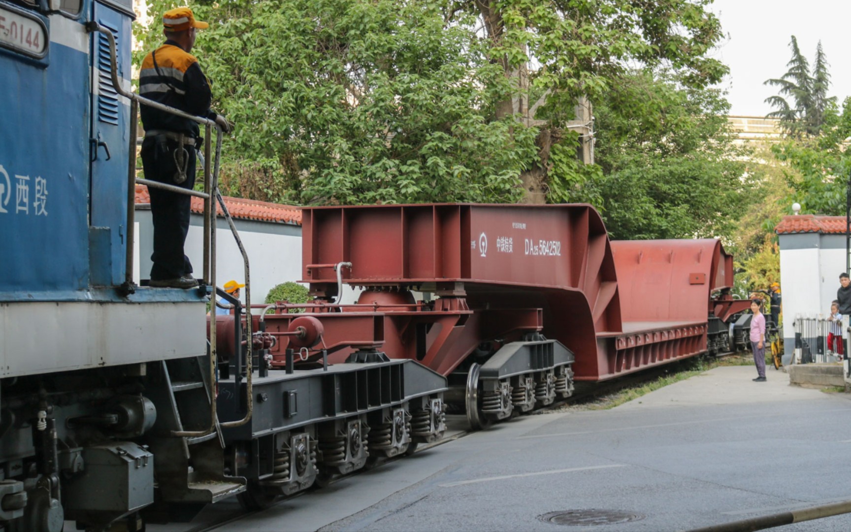 【da25凹底平车】df7 0144牵引一节中铁特货da25凹底平车通过沣惠路