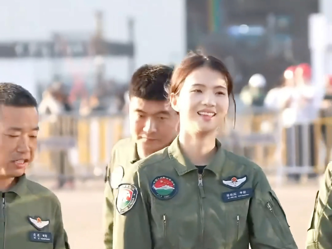 直20女飞行员徐凤灿笑容很甜美!