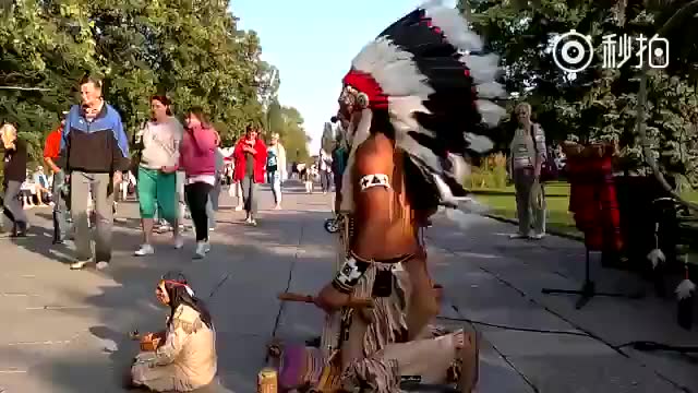 [图]印第安人街头演奏《老鹰之歌》