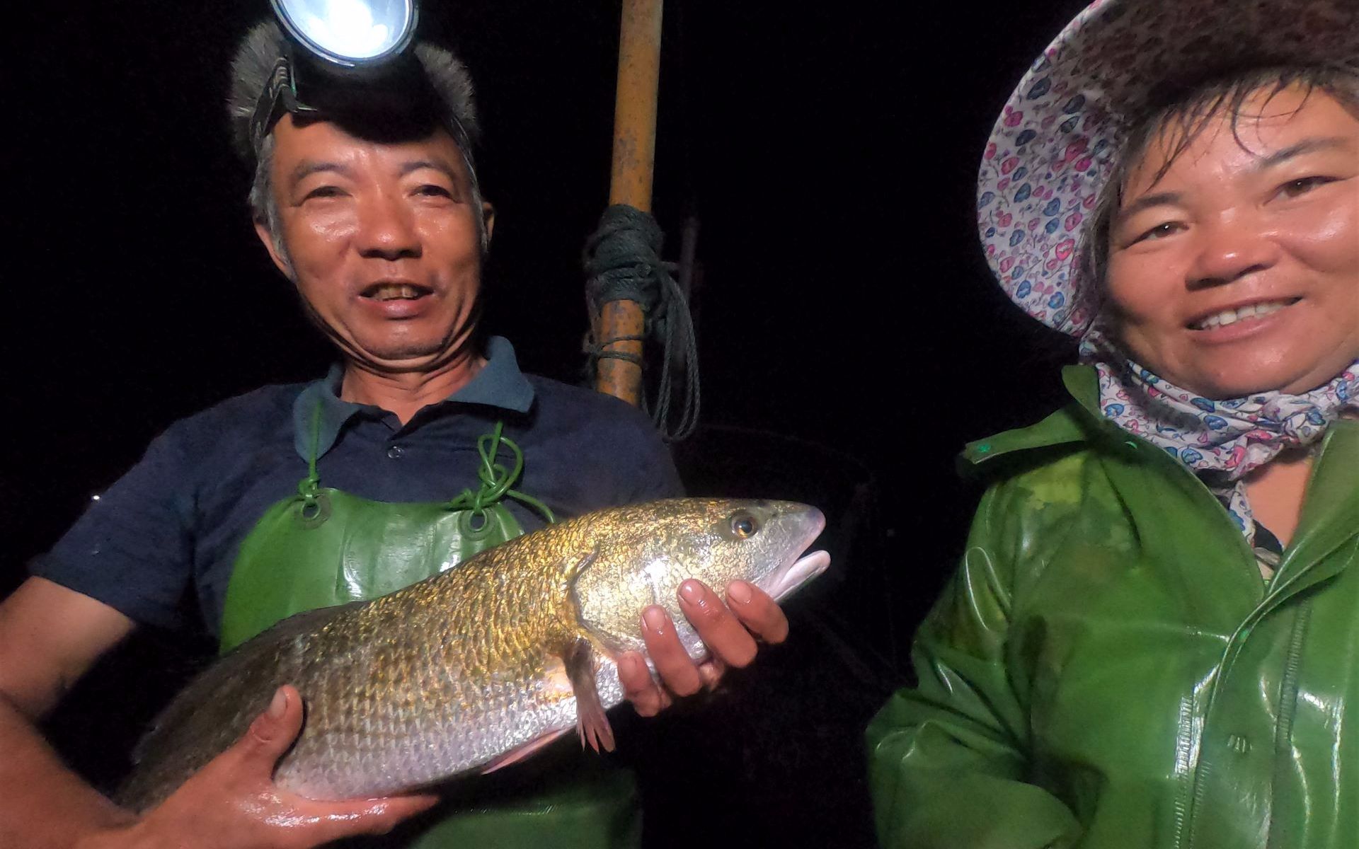 泰叔大浪天冒险出外海放白网,本以为能大干一场,还好有一条大货