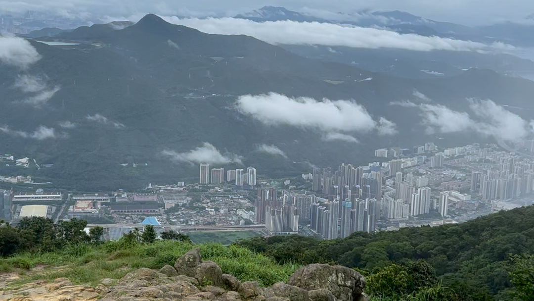 暴雨过后,梧桐山顶的云海