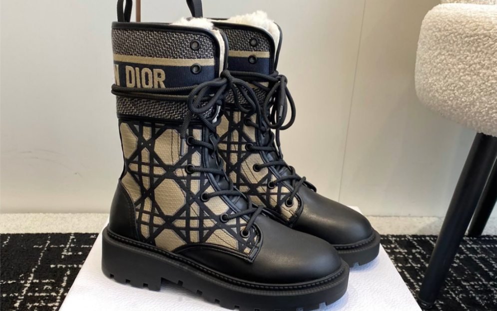 一双高端大气的羊毛保暖高帮马丁靴是你冬天的御冬神器!