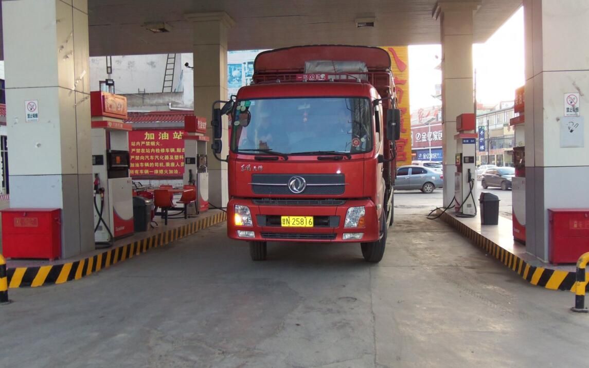 为什么在加油站加油时很少看到大货车加油原因其实很简答