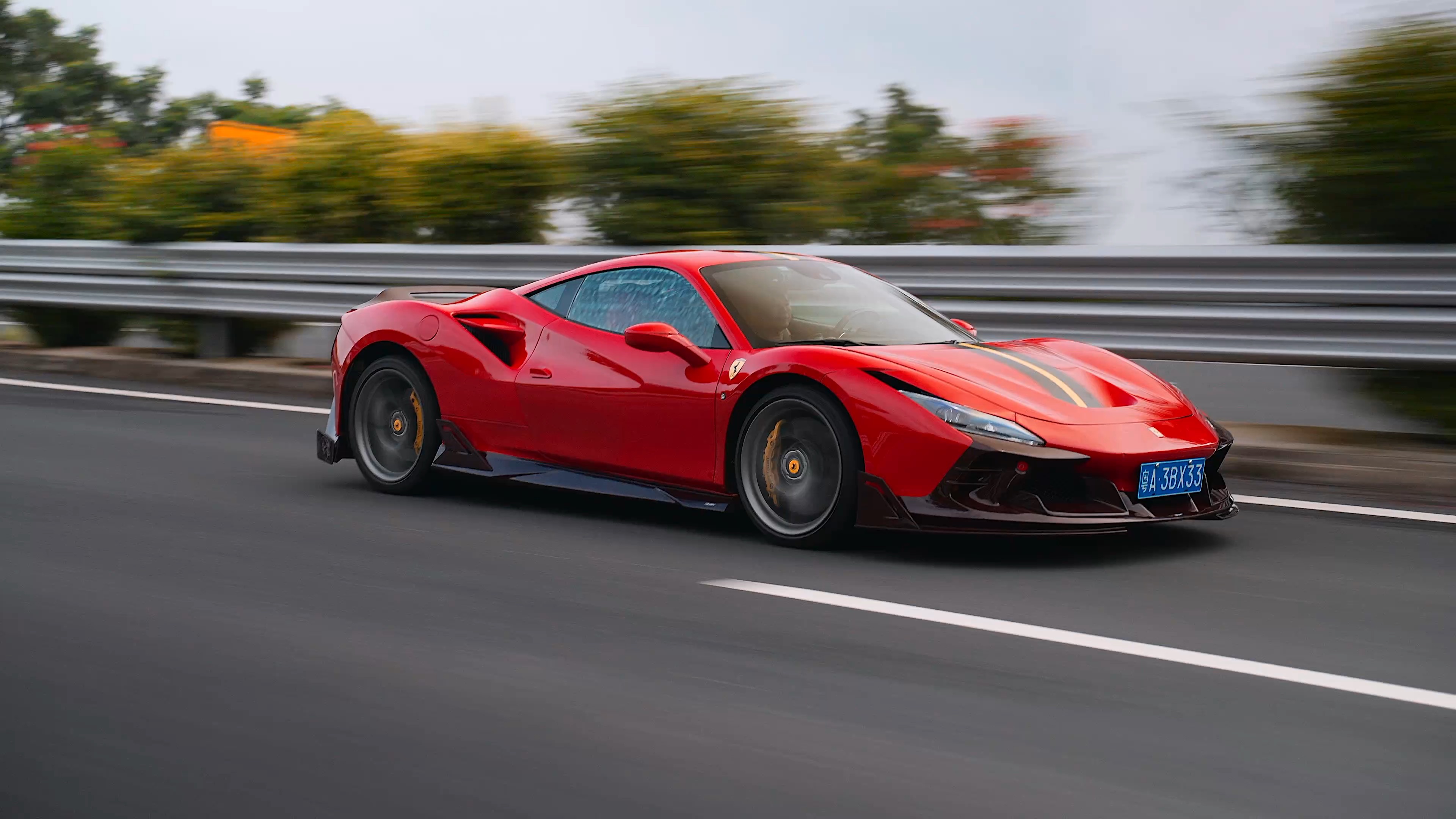 声浪加上酒红色锻造碳纤维