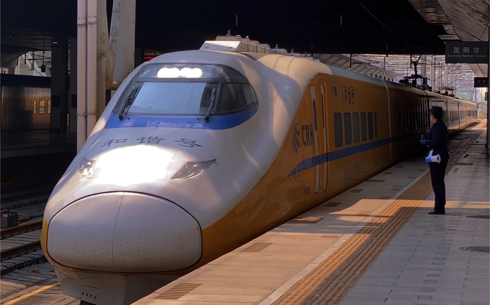 crh2j-0205昆明站停车!
