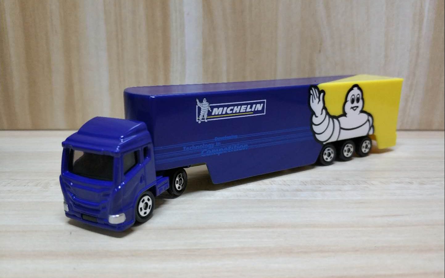 多美卡135米其林赛车运输车