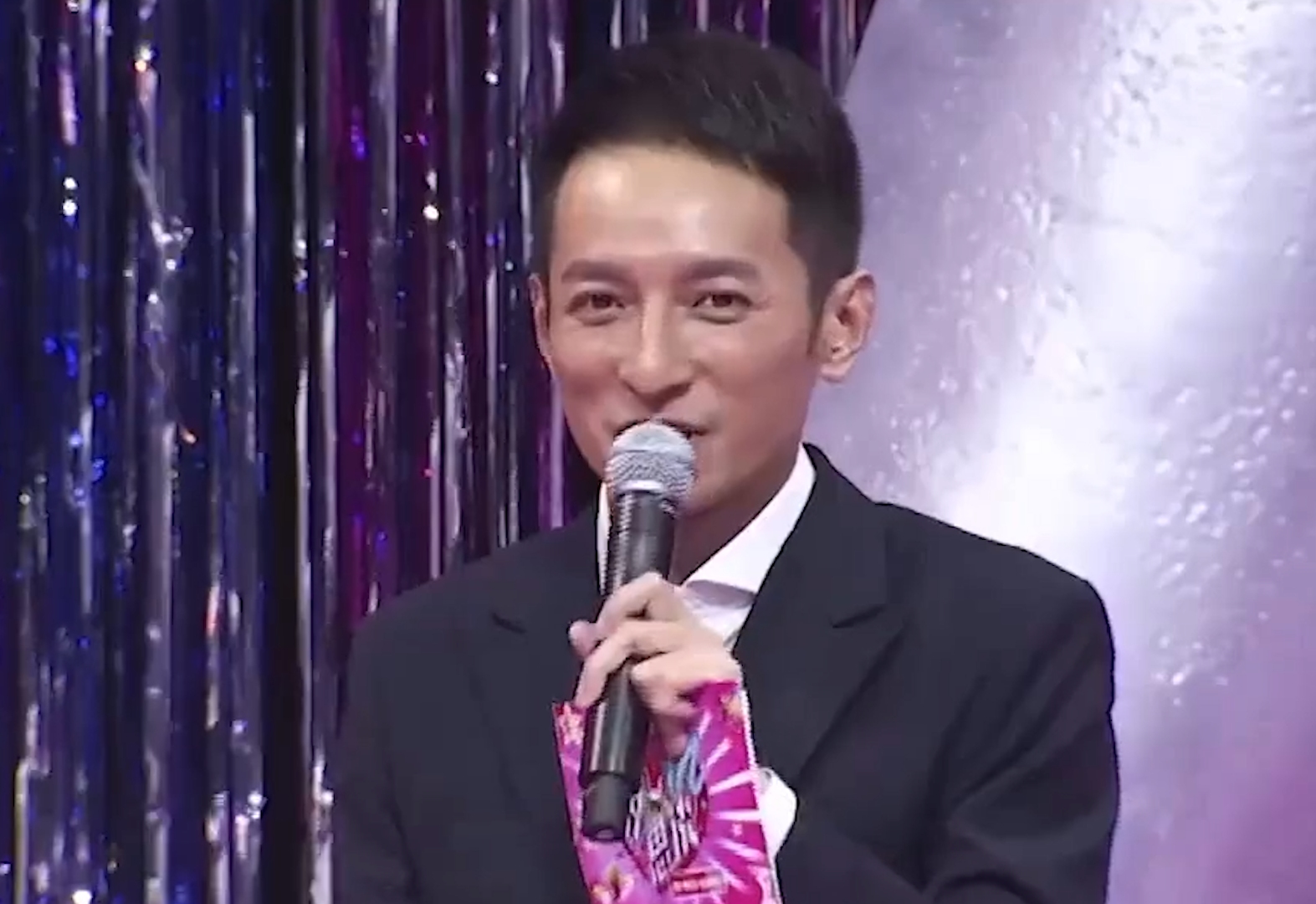 李维嘉回应与龙丹妮的关系,却被亲妈打脸!还曝出儿子已经一周半