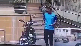 气愤！饿了么骑手当街拎起小猫反复狠摔踩踏_哔哩哔哩(゜-゜)つロ干杯 