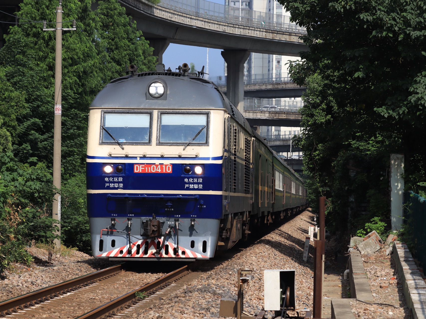 08月摄 t237次列车本务df11-0410 中速通过南京土城头道口