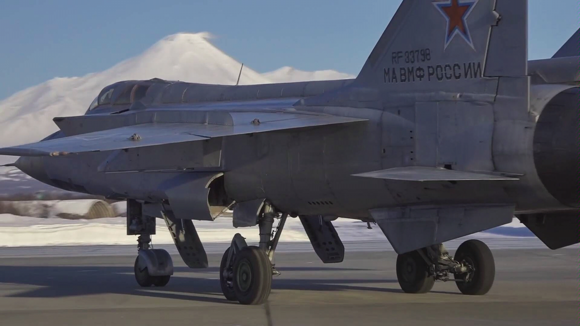 训练太平洋舰队的МиГ-31拦截机在堪察加半岛拦截Ил-38 飞机