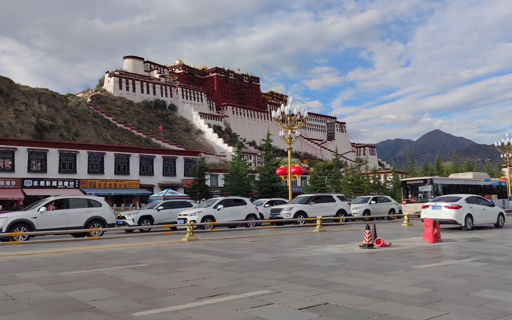 布达拉宫门口走一走呀