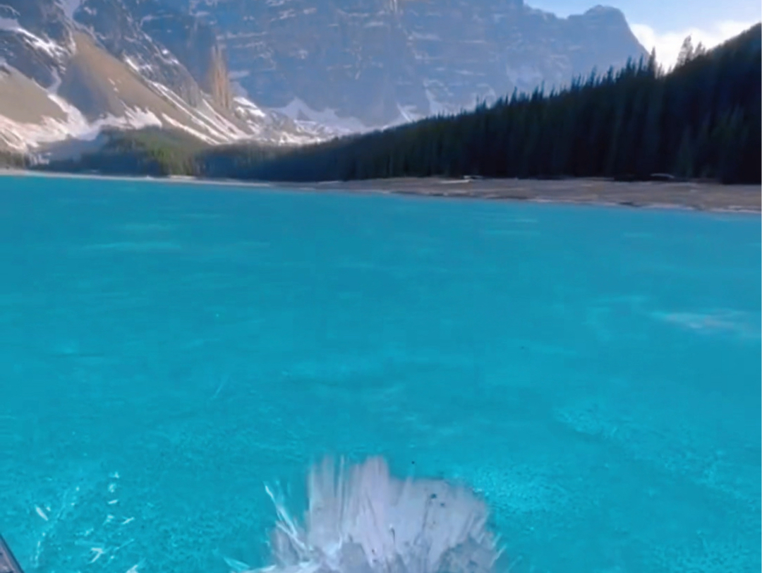 加拿大梦莲湖 (Moraine Lake) 有着晶莹剔透的冰.哔哩哔哩bilibili