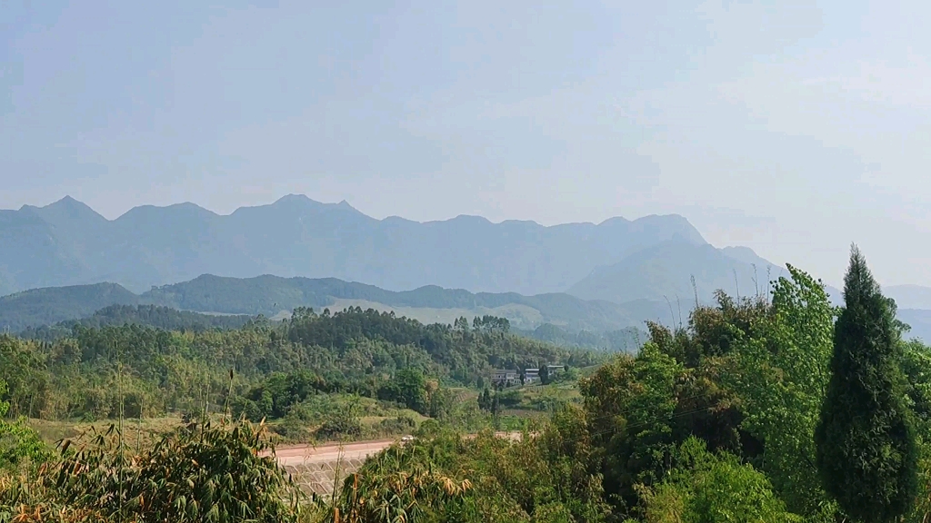 四川華鎣山溪口的路邊風光,寶鼎山腳下.