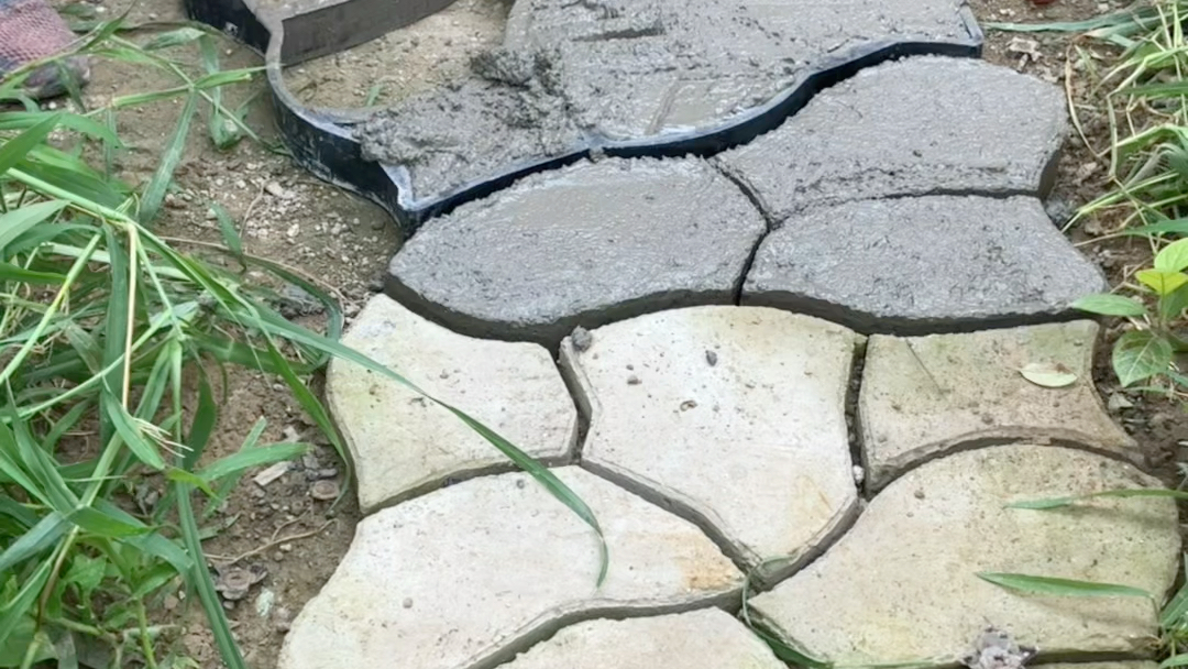 [图]惊呆了，老铁！平时需要花三五千请施工队才能装修花园，现在自己来也超方便，水泥和沙子的比例是一比2，砂浆倒入模具中铺平就能马上脱模，超好用！#造园记 #小院改造