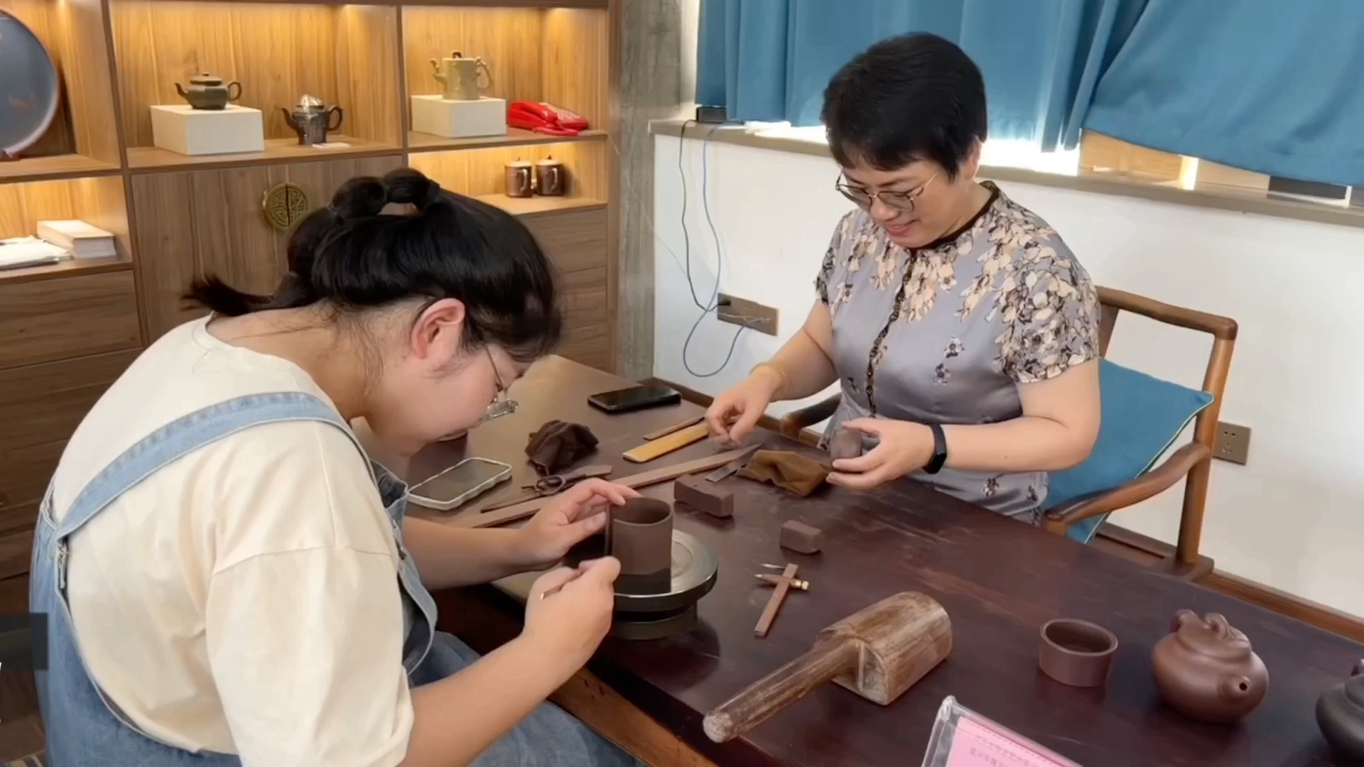 江西科技师范大学欧阳教授带领研究生团队来丁蜀成校调研,体验陶艺制作的花絮哔哩哔哩bilibili