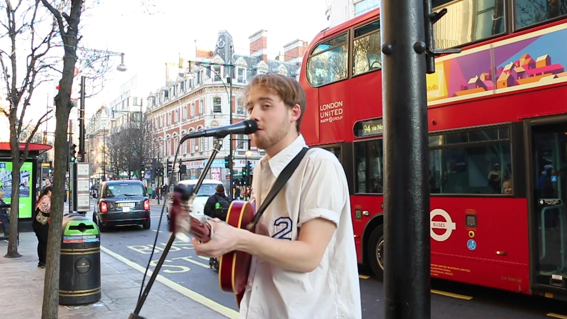 伦敦街头艺人之帅气男歌手街头卖艺