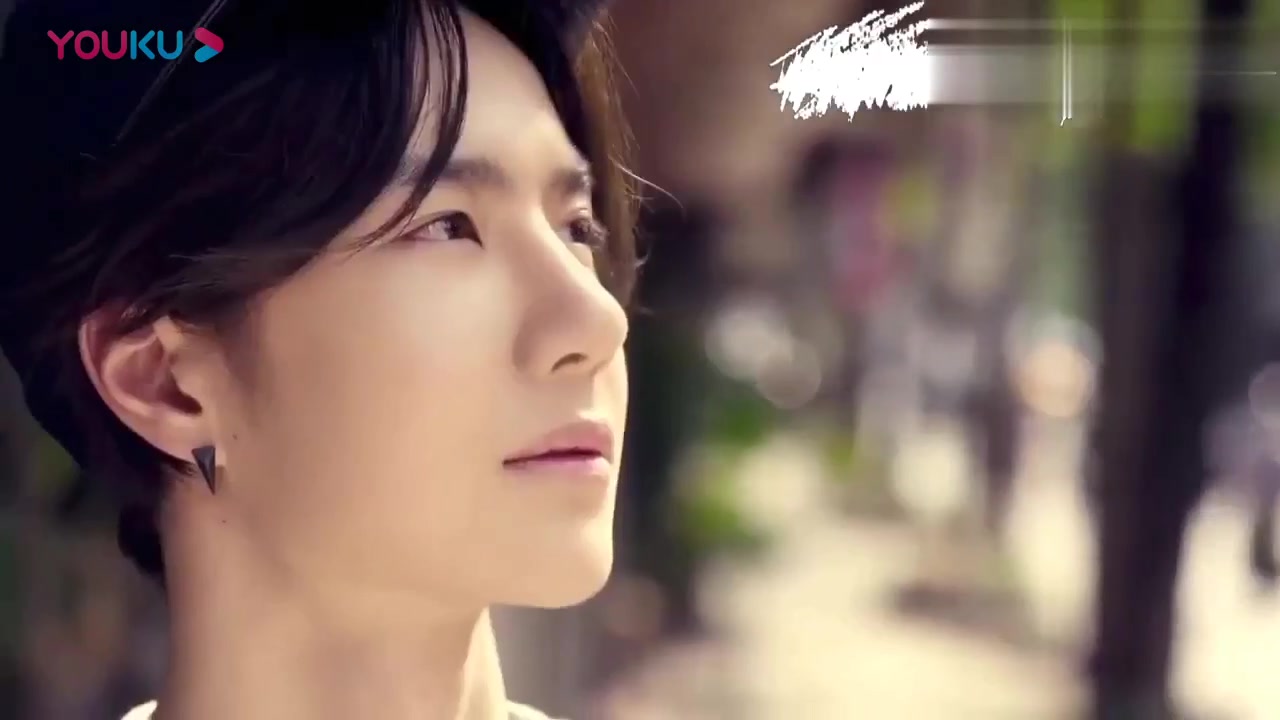 王一博:帅气mv时刻,半空跳跃传球,海边奔跑玩耍快乐的像个孩子_哔哩