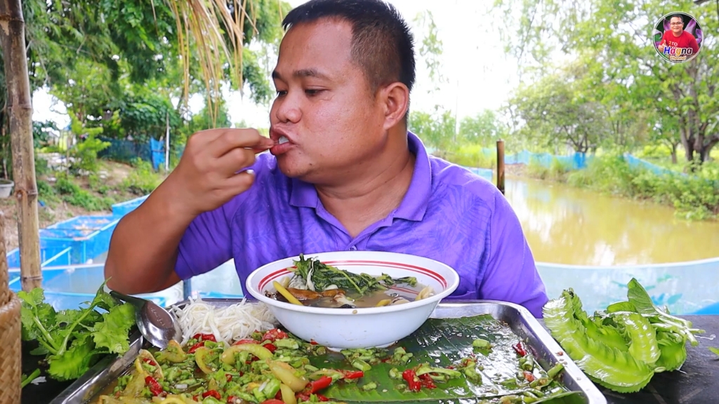 泰国美食**黑哥 吃炖青蛙!钢牙妹吃湄公河大虾,生的!