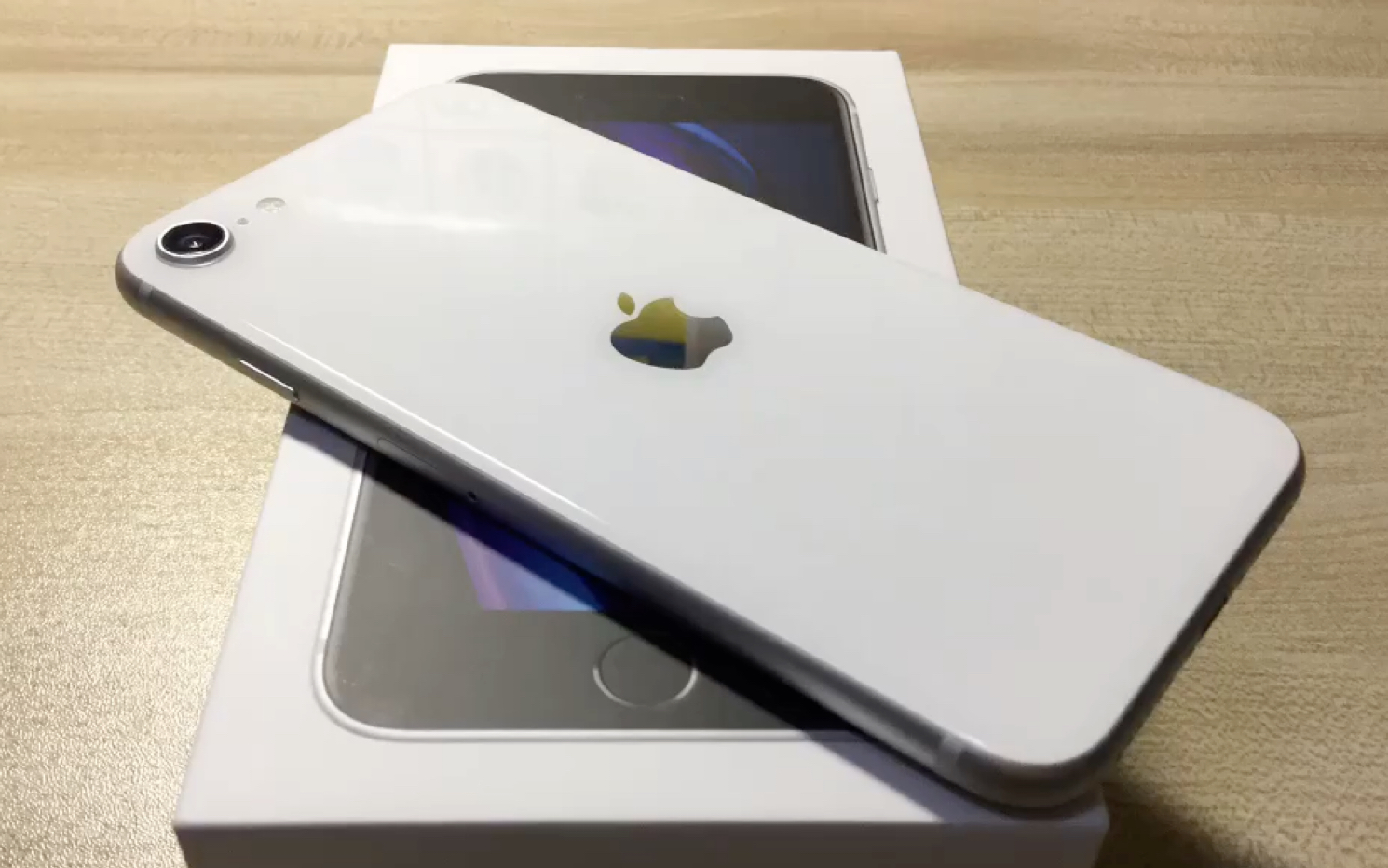 活动  【尻鸭】来开箱这个白色iphone se!