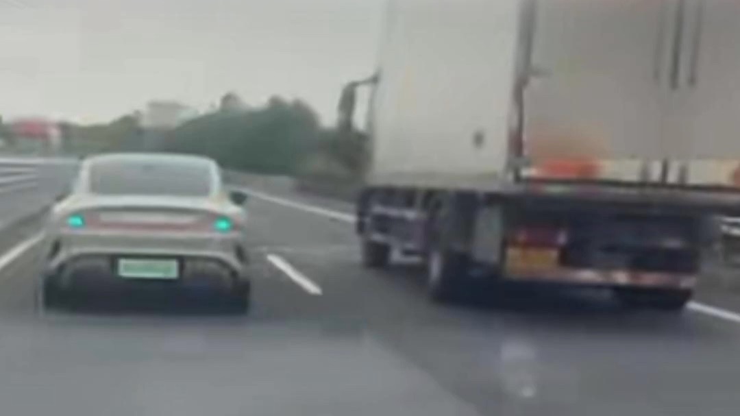 “后车闪我 我脾气上来了”，男子在高速上故意将车速稳定在80km:h，与大货车并排压速堵路，交警质问：你知道后面堵了多少车吗？