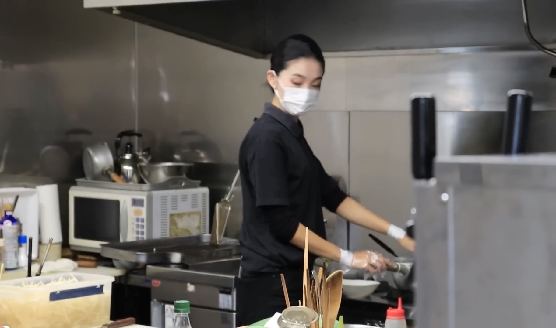 日本街头美食:年轻女老板接手70年家常菜餐厅,简单的拉面和炒饭味道始终如一哔哩哔哩bilibili