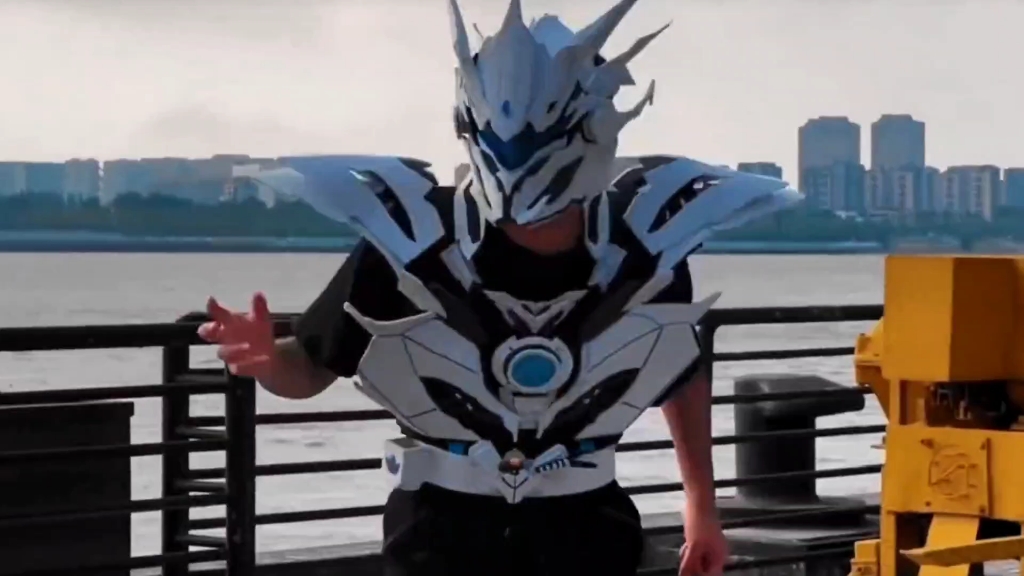 爱坤铠甲合体,谁想穿试试