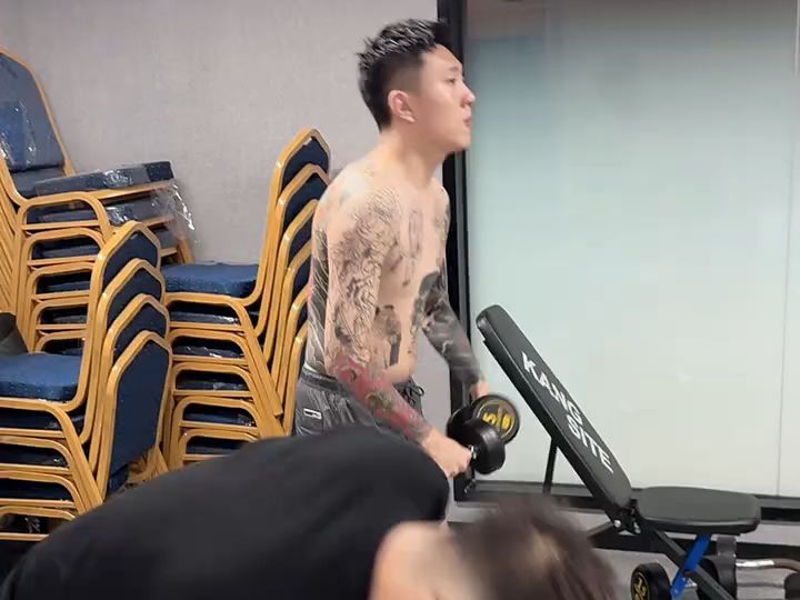 奶油小生(周小生)与兄弟在健身房锻炼