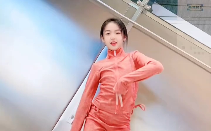 果果粉红运动服舞蹈