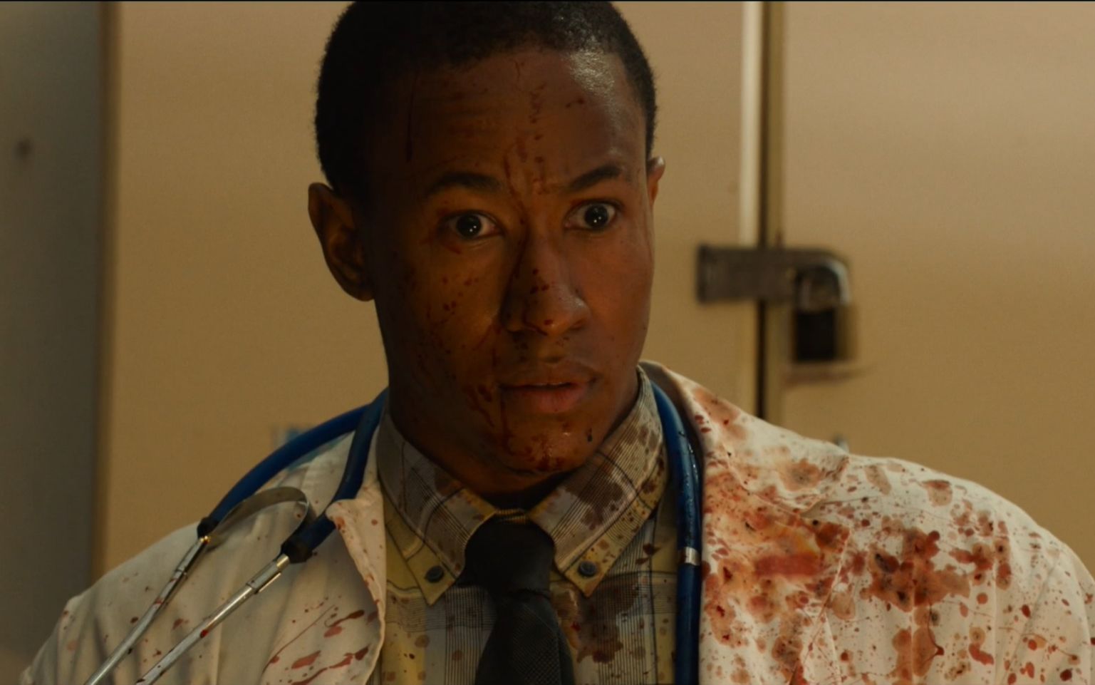 【top菌】灾难剧《血疫》:老人病情恶化却仍上飞机,救治医生感染病毒