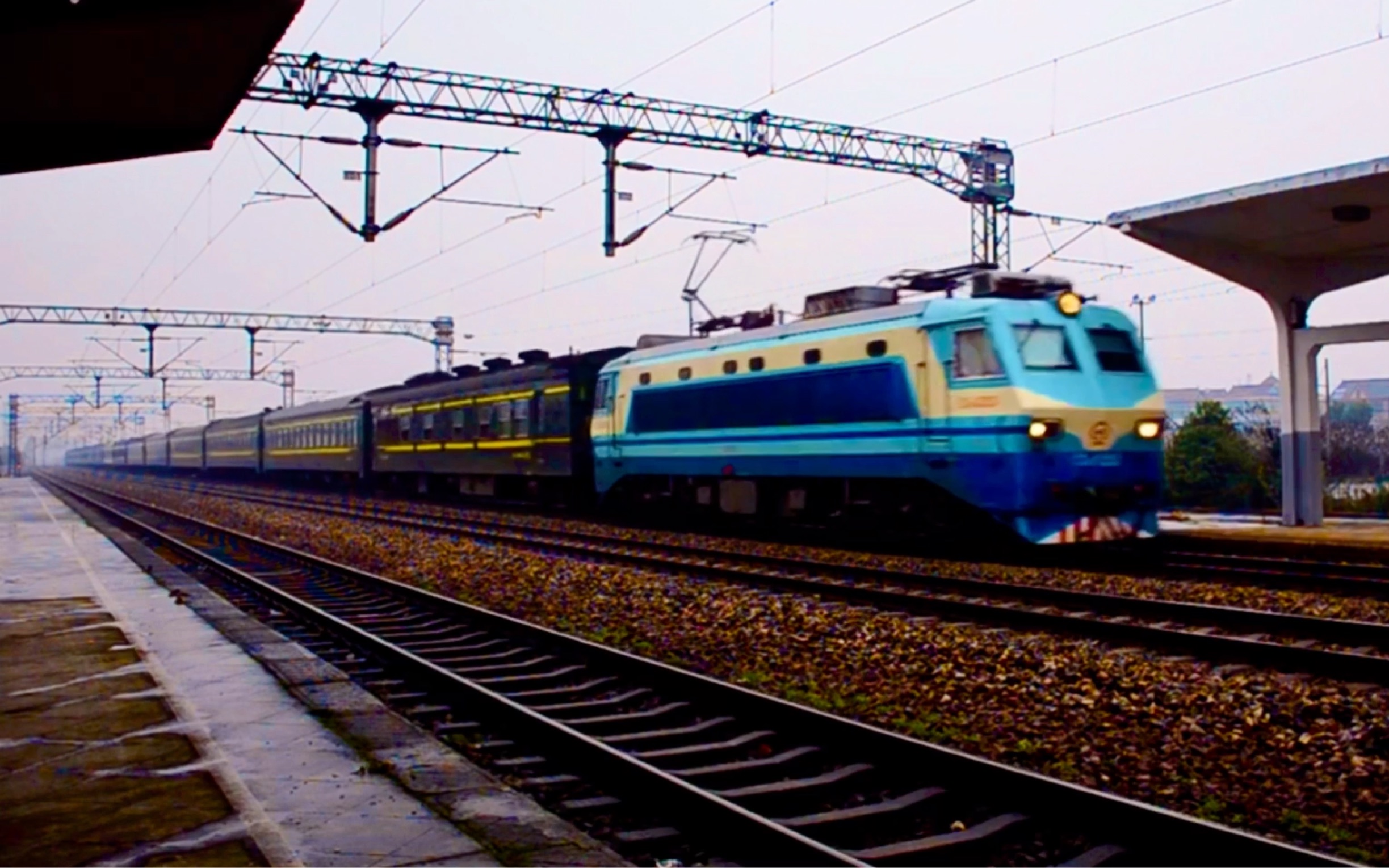 1.5沪昆铁路」ss80201牵引t82次通过长安镇站.