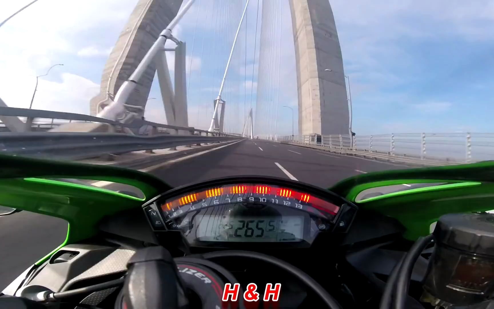 [图]川崎 ZX-10R 在长江大桥狂飙 最高时速299km/h 太刺激了！