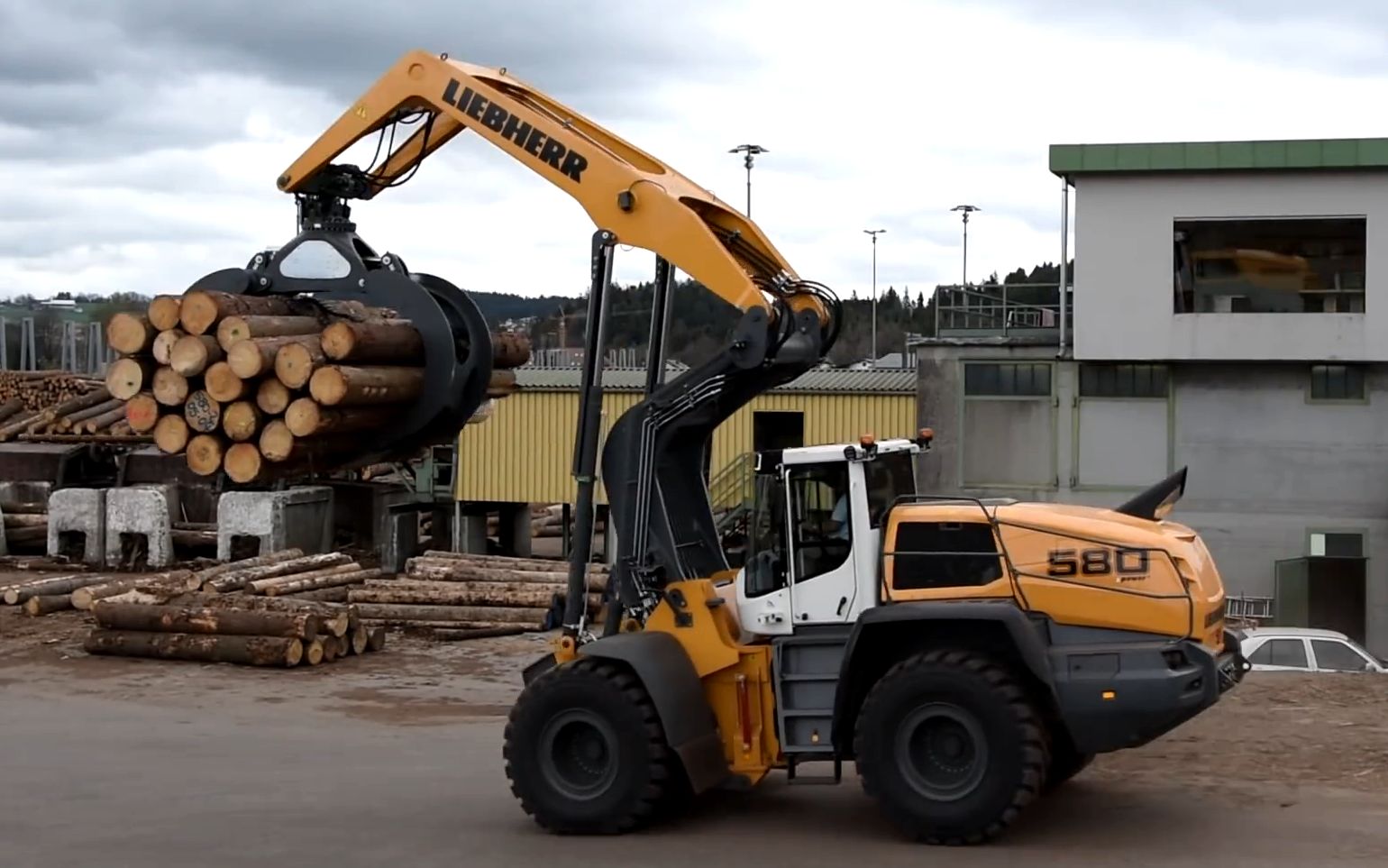 利勃海尔 liebherr l580 正面吊装载机 抓木机_哔哩哔哩 (゜-゜)つロ