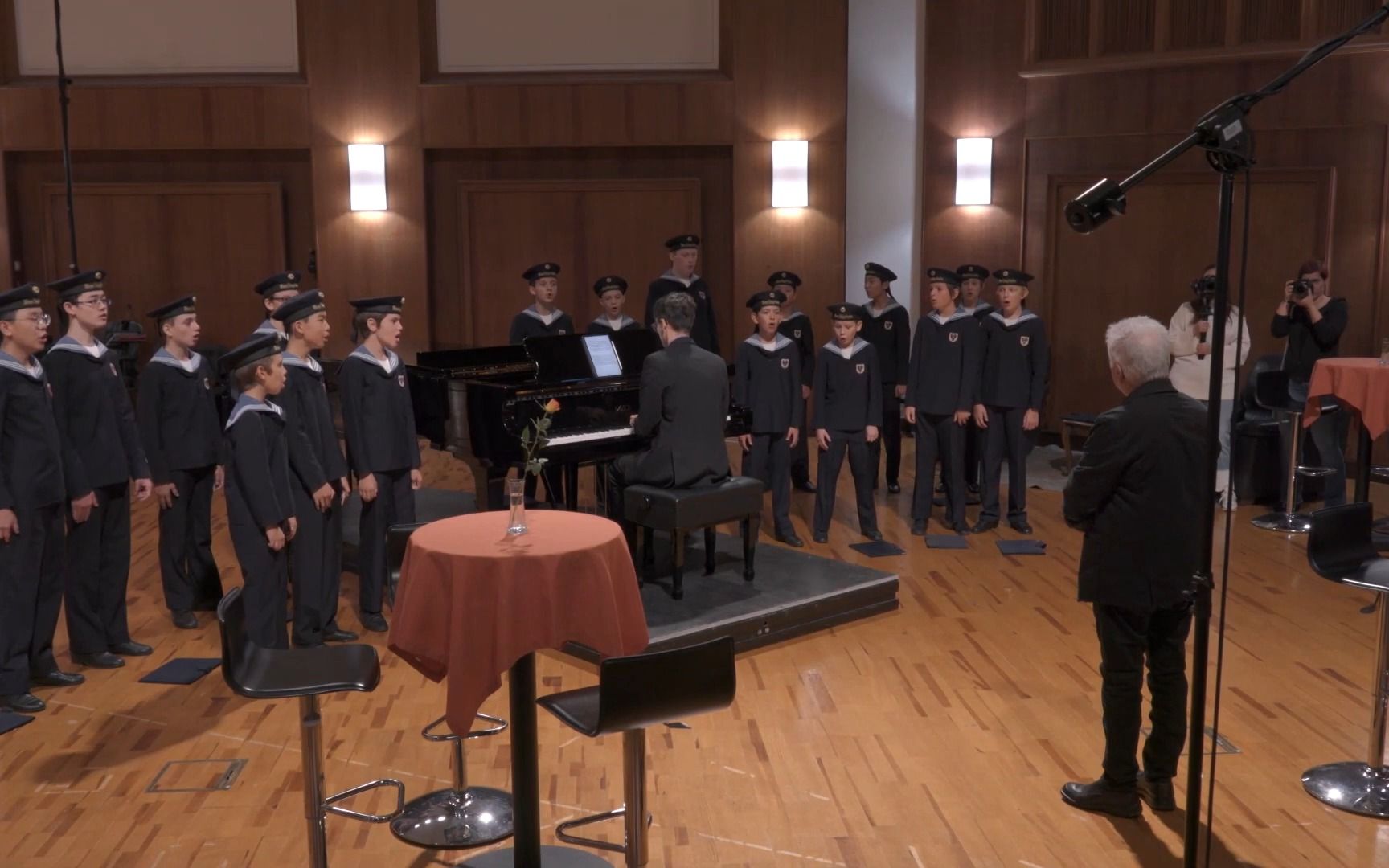 [图]Vienna Boys Choir 维也纳童声合唱团 - J'entends le moulin - serenade for Alan Menken