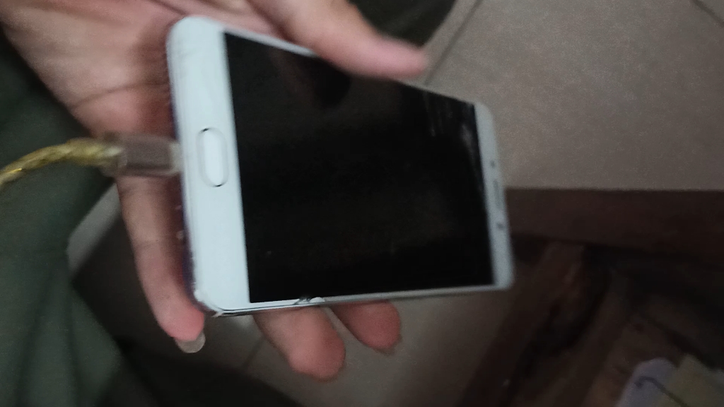 OPPO R9m开机后黑屏不显示,连接充电器后振动,怎么回事?(看简介)