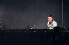 Télécharger la video: Avicii - True Believer (Early Version) & For A Better Day @ Creamfields 2015