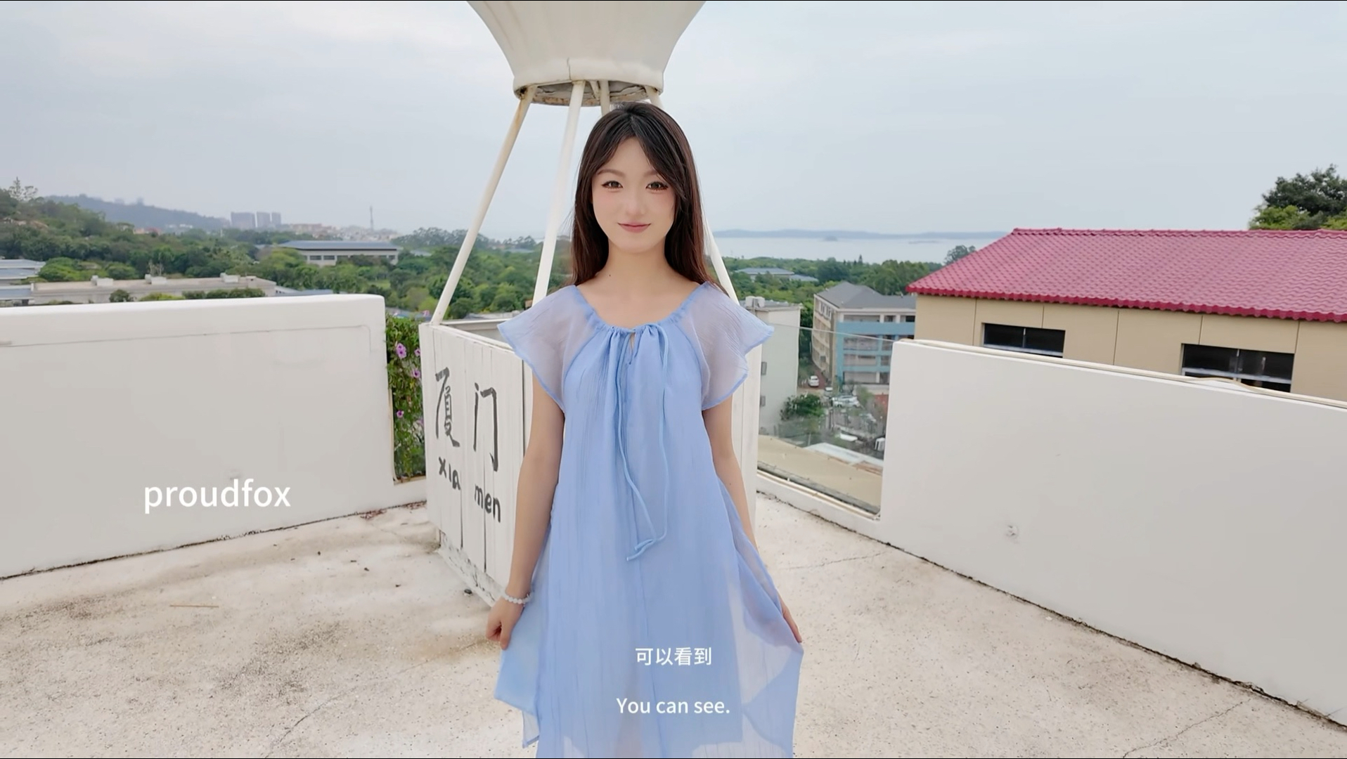 美美的筱筱展示我们独家设计的连衣裙