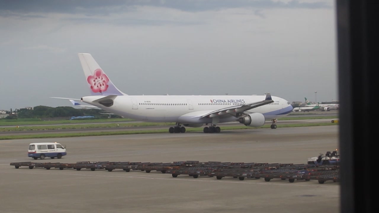 宝岛台湾桃园机场第二国际航厦中华航空波音777大型宽体式准备起飞