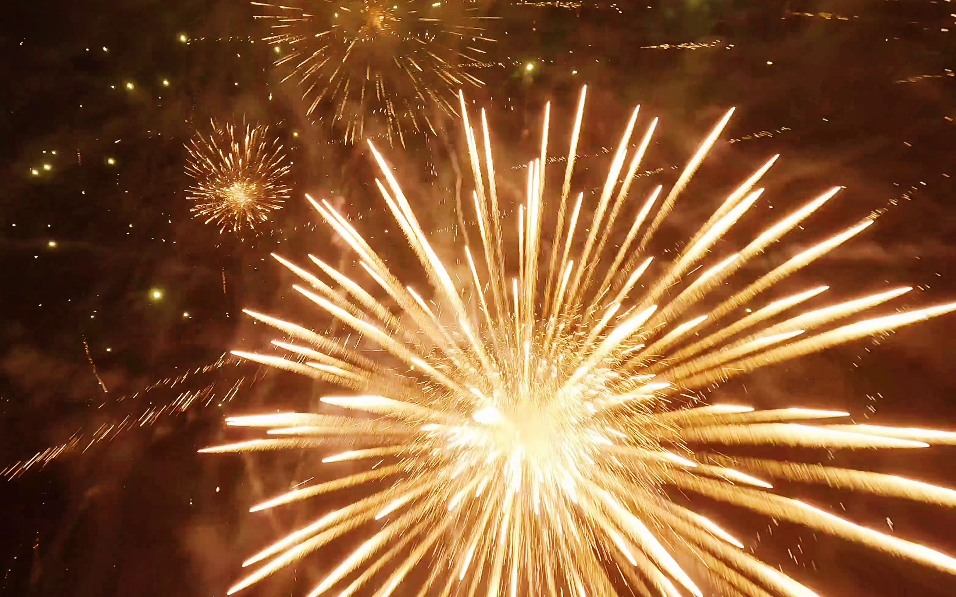 【烟火绽放】fpv在烟花的中心飞行拍摄