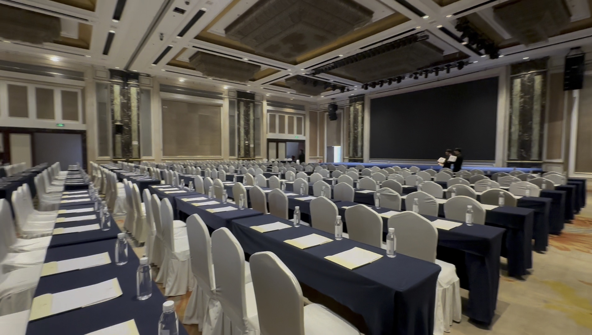 豪华酒店 商务会议 美食盛宴=一站式服务,让你尽享舒适便捷的生活方式