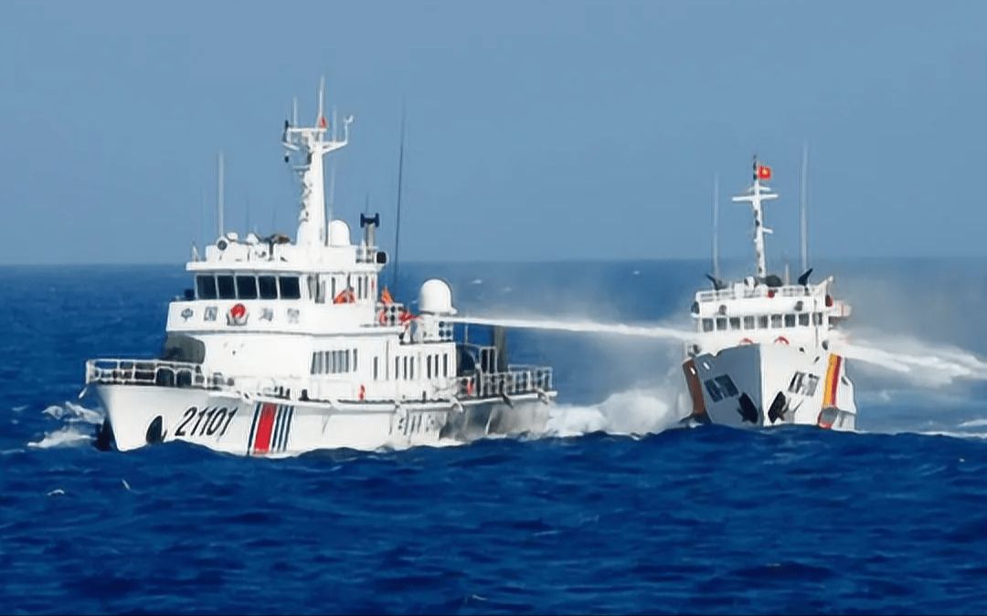 海警:菲律宾酱,给你洗洗船,不用谢哈!!