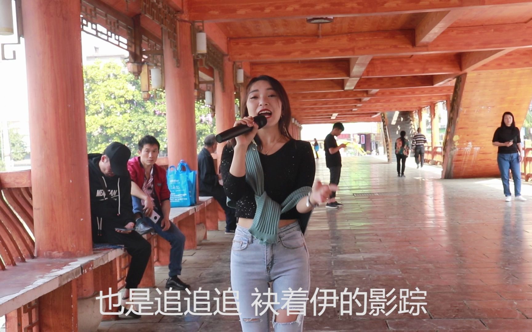 [图]桥头女孩演唱经典闽南语歌曲《爱情一阵风》，各有各的故事诉说。