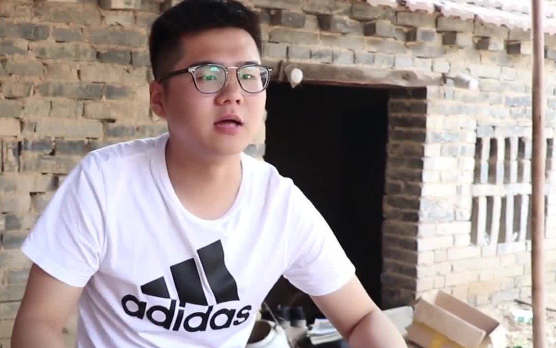 短剧老二两口秀恩爱妯娌俩看不下去没想三弟来后大嫂尴尬了