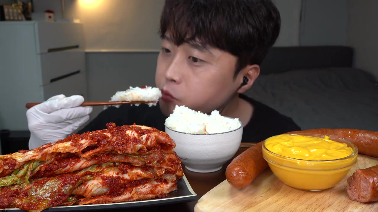 中字:韩国吃播:小哥今天吃香肠配超辣泡菜,大口吃得特别香