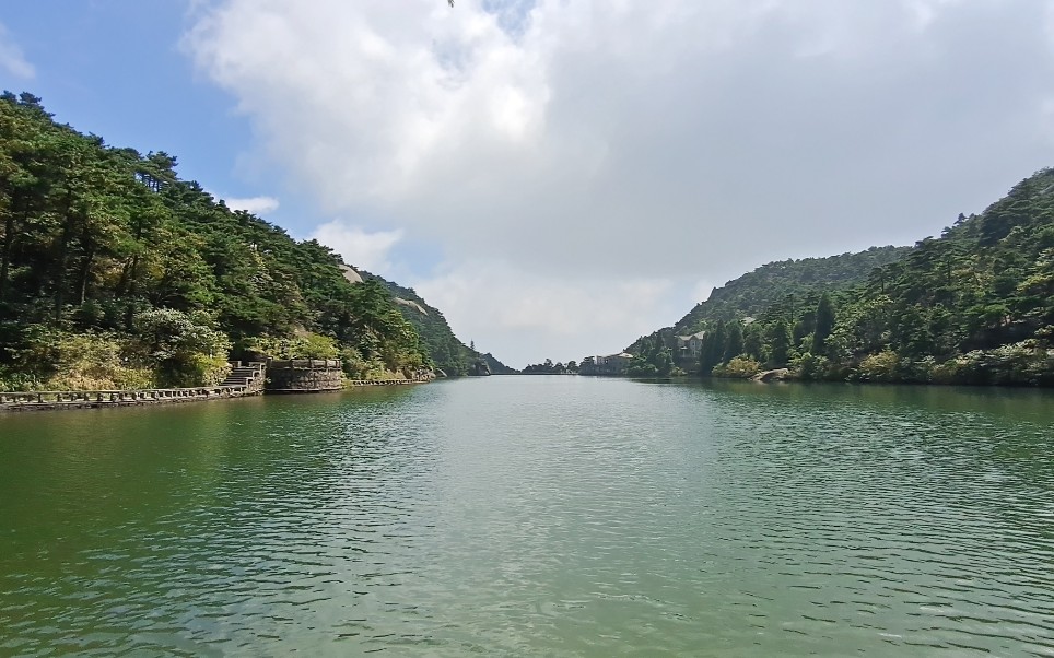 安徽天柱山炼丹湖,俯瞰像一块碧玉,身临其境山水相依,太美了