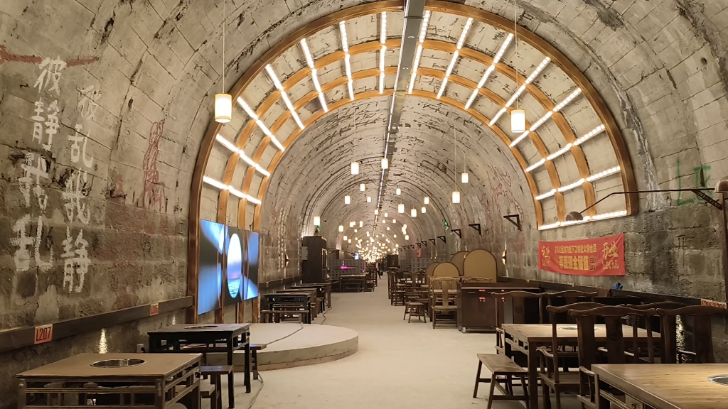 重庆最新开的最大的洞子网红火锅地下之城老火锅内部环境