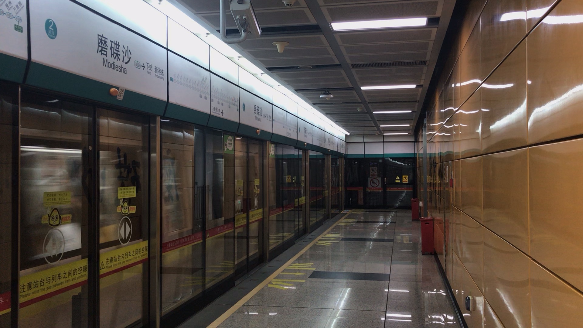 广州地铁8号线(万胜围方向)本务a2型"bbd"2x63-64磨碟沙站出站_哔哩