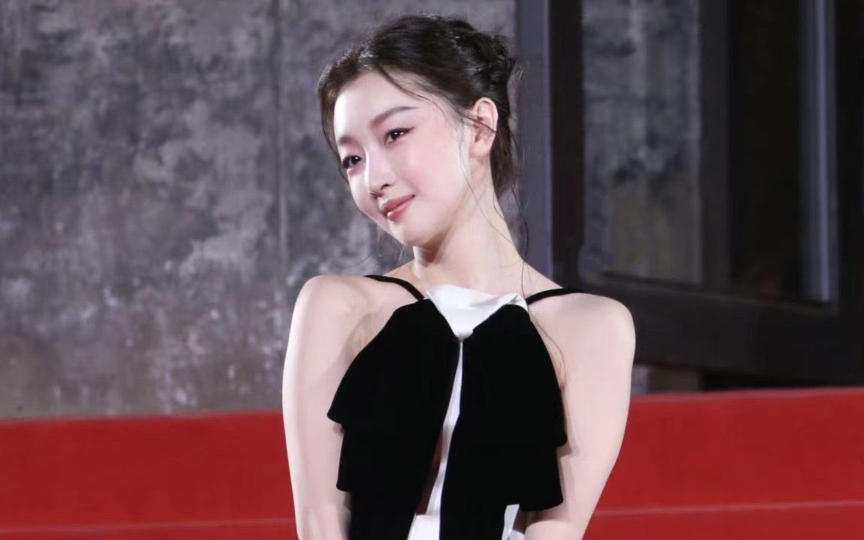 周冬雨最新活动美出圈,气质大变成红毯焦点,网友夸赞美似倪妮