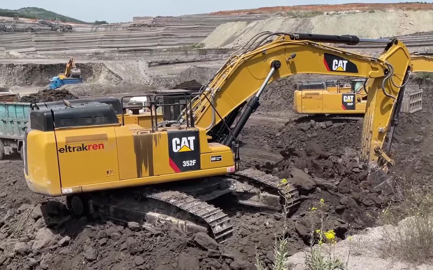 cat 352f挖掘机土方装车施工