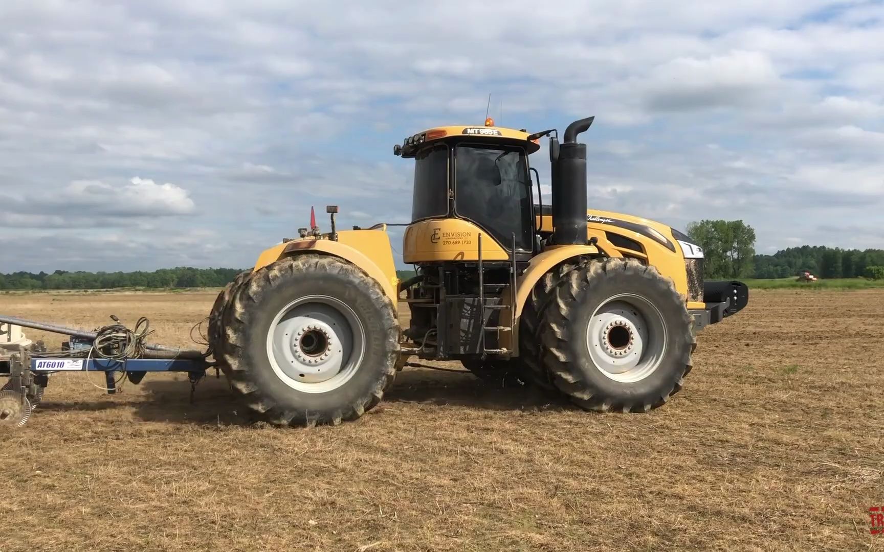 挑战者mt965e拖拉机农田作业